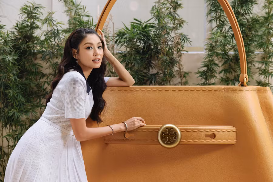 Hình ảnh nữ tính của Thảo Nhi Lê trong chiếc váy tông trắng khiến nhiều người bất ngờ. Bởi trước đó, Á hậu Hoàn vũ Việt Nam 2022 chuộng phong cách gợi cảm, thường xuất hiện với những chiếc váy cắt xẻ táo bạo giúp tôn lên nhan sắc quyến rũ. Ngoài hoạt động nghệ thuật, cô còn phát triển công việc kinh doanh riêng