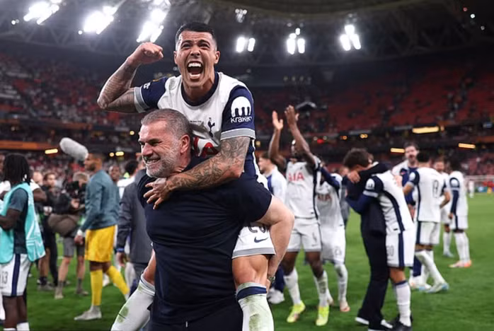 Pedro Porro và Ange Postecoglou sau chung kết Europa League