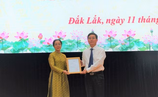 Ông Nguyễn Đình Trung, Bí thư Tỉnh ủy Đắk Lắk, trao quyết định cho bà Huỳnh Thị Chiến Hòa