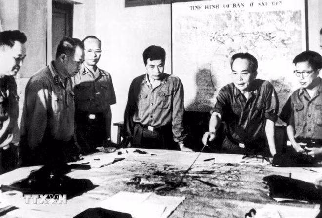 Đại tướng Võ Nguyên Giáp cùng các đồng chí trong Quân ủy Trung ương duyệt phương án tác chiến Chiến dịch Hồ Chí Minh (Hà Nội, 4/1975). (Ảnh: TTXVN)