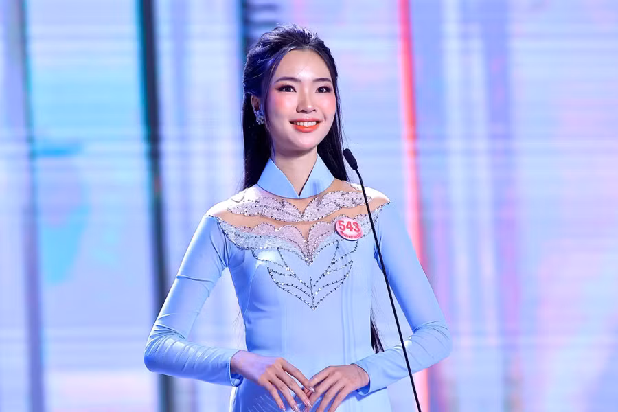 Thí sinh Trịnh Vũ Hồng Duyên, sinh năm 2004, sinh viên Đại học Anh Quốc Việt Nam. Cô đến từ Thanh Hóa, sở hữu chiều cao 1,71 m, số đo ba vòng 81-63-91 cm.