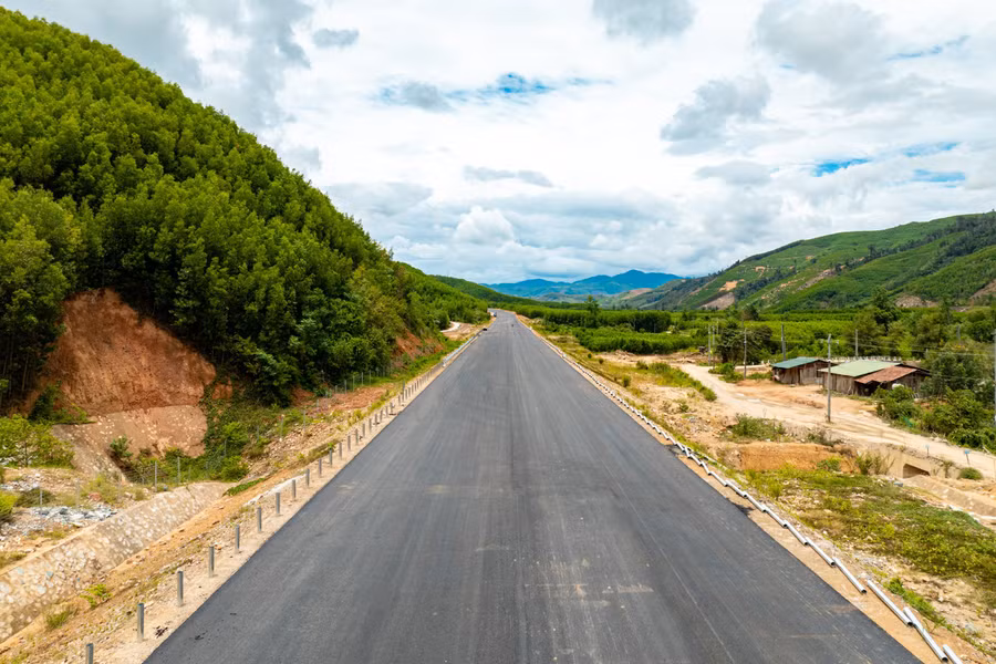 Hiện nay, phần đường dài hơn 4 km đã hoàn thành thảm bê tông nhựa, công tác rào lưới an toàn và hàng rào hộ lan, dải phân cách cùng các hạng mục an toàn giao thông khác đang được triển khai đồng thời. Ảnh: Chí Hùng