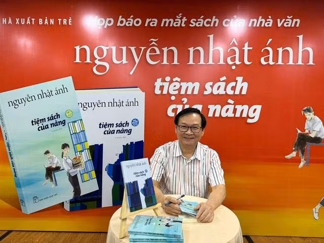 Nhà văn Nguyễn Nhật Ánh ký tặng sách mới