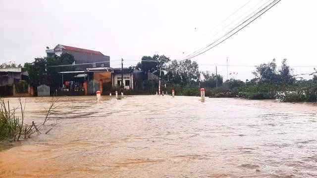 Một khu dân cư ở xã Phước Hòa bị nước lụt chia cắt