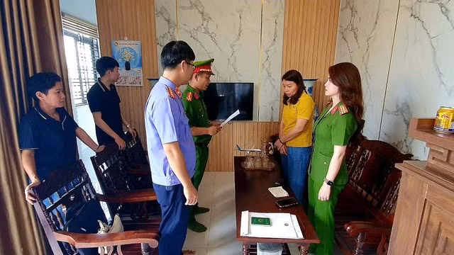 Công an tỉnh Đắk Lắk tống đạt quyết định tạm giữ hình sự đối với Hà Thị Thu Thủy (áo vàng)