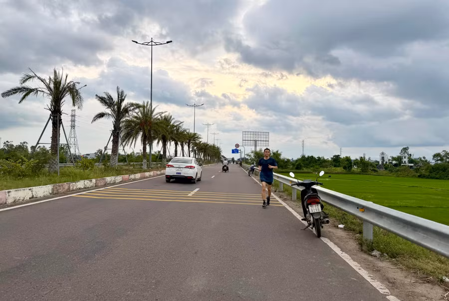 tai-nan-rinh-rap-tu-thoi-quen-tap-the-duc-tren-quoc-lo.jpg