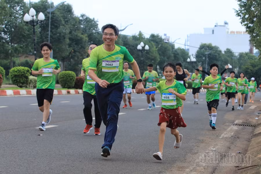 Tổng Biên tập Báo Đắk Nông, Trưởng Ban Tổ chức Giải Đắk Nông Marathon 2025 – Chinh phục Nam Tây Nguyên Vũ Ngọc Tú (số 2662) tham gia đường chạy 5km