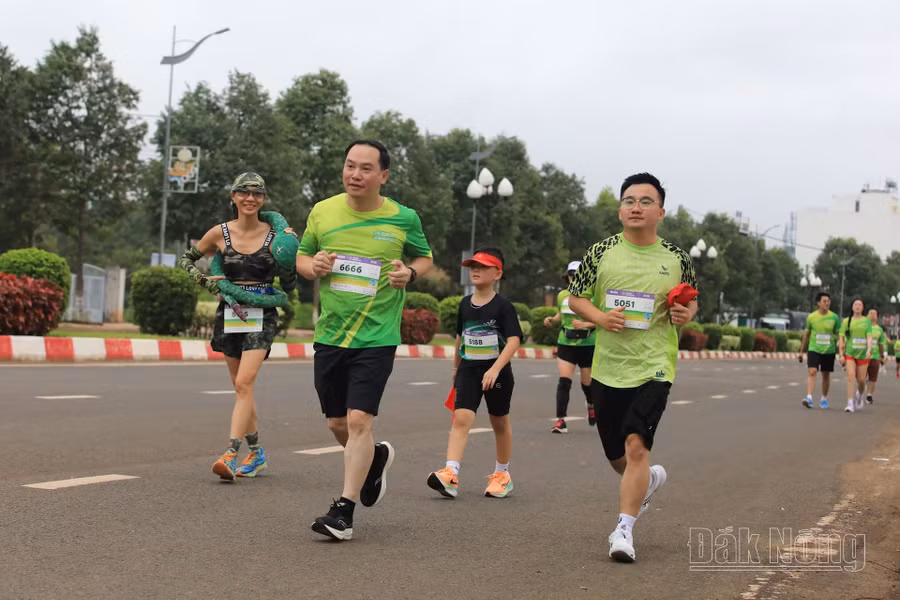 Phó Bí thư Tỉnh ủy Đắk Nông Hồ Xuân Trường (mang số 6666) tham gia đường chạy 5km