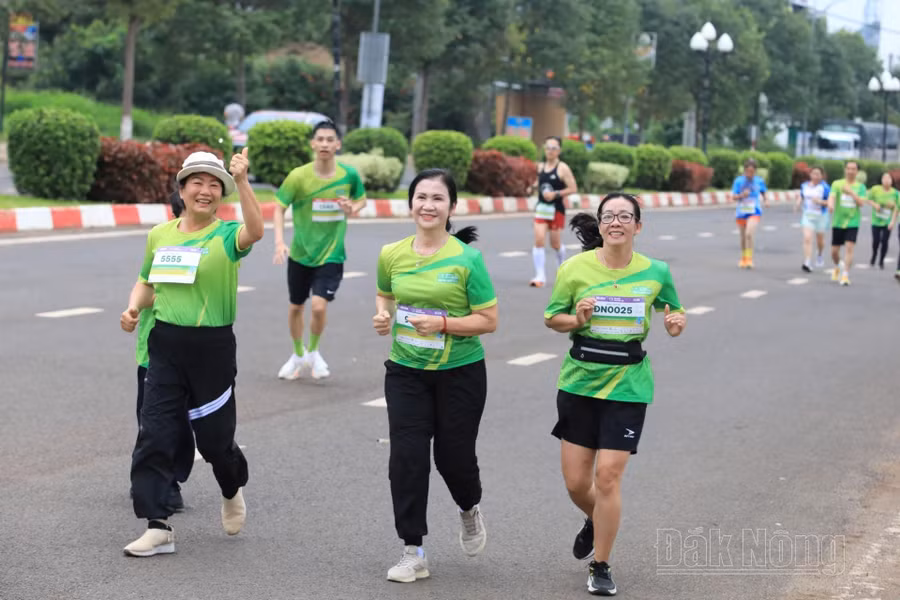 Phó Chủ tịch UBND tỉnh Đắk Nông Tôn Thị Ngọc Hạnh (số 9009, ở giữa) tham gia đường chạy 5km