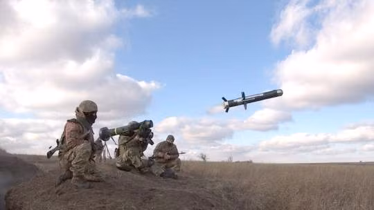 binh-si-ukraine-ban-ten-lua-chong-tang-fgm-148-javelin-trong-mot-cuoc-huan-luyen-gan-donetsk-anh-bo-quoc-phong-ukraine.jpg