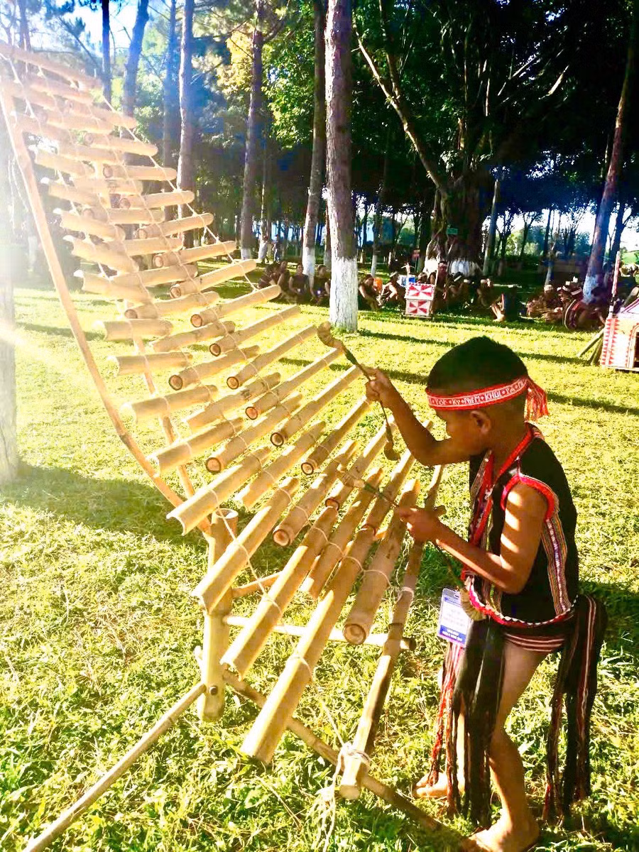 hinh-anh-em-husy-say-sua-dien-tau-ben-cay-dan-trung-tai-ngay-hoi-van-hoa-cac-dan-toc-tinh-gia-lai-de-lai-an-tuong-dep-trong-long-khan-gia.jpg