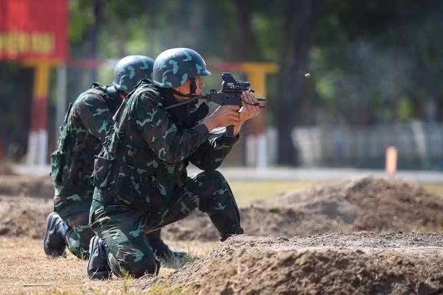 Bộ đội đặc công sử dụng súng tiểu liên Micro Uzi 9mm