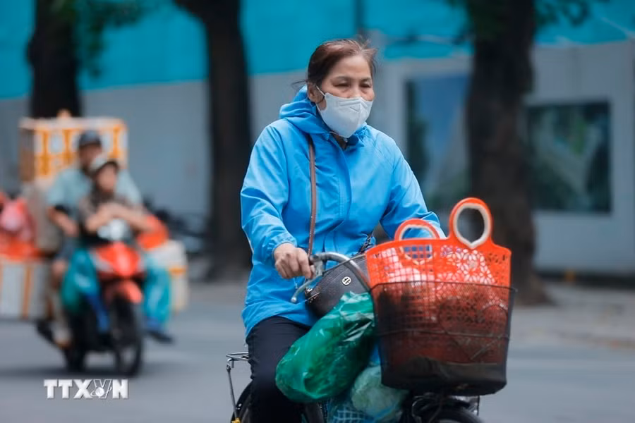 Thủ đô Hà Nội nhiều mây, có mưa, mưa nhỏ rải rác; nhiệt độ thấp nhất 14-16 độ C. (Ảnh: Minh Quyết/ TTXVN)