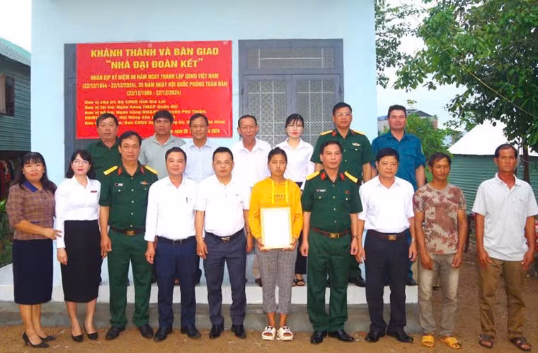 bo-chi-huy-quan-su-tinh-ho-tro-nha-dai-doan-ket-cho-ho-ngheo-o-xa-ia-hiao-huyen-phu-thien-anh-thanh-tuyen-jpg.jpg