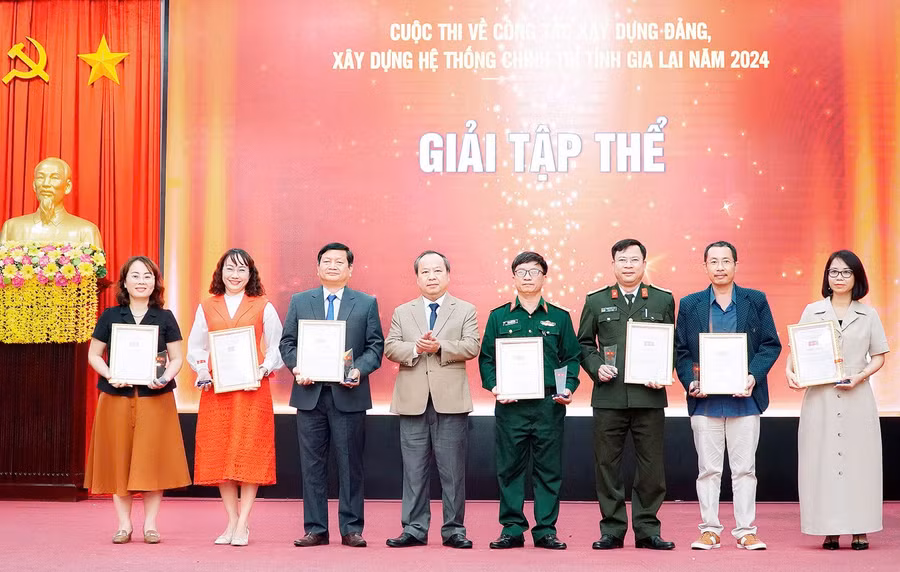 pho-bi-thu-thuong-truc-tinh-uy-chau-ngoc-tuan-thu-4-tu-trai-qua-trao-giai-cho-cac-tap-thejpg.jpg