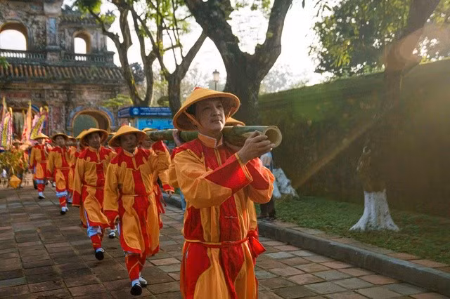 Cây nêu là vây tre lớn và dài hàng chục người khiên được dựng lên để treo ấn tín cùng các vật dựng tứ văn phòng tứ bảo