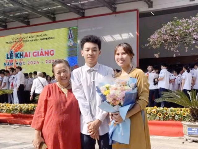 Ngô Nguyễn Thiên An cùng cô chủ nhiệm (phải) và mẹ trong lễ khai giảng năm học 2024-2025