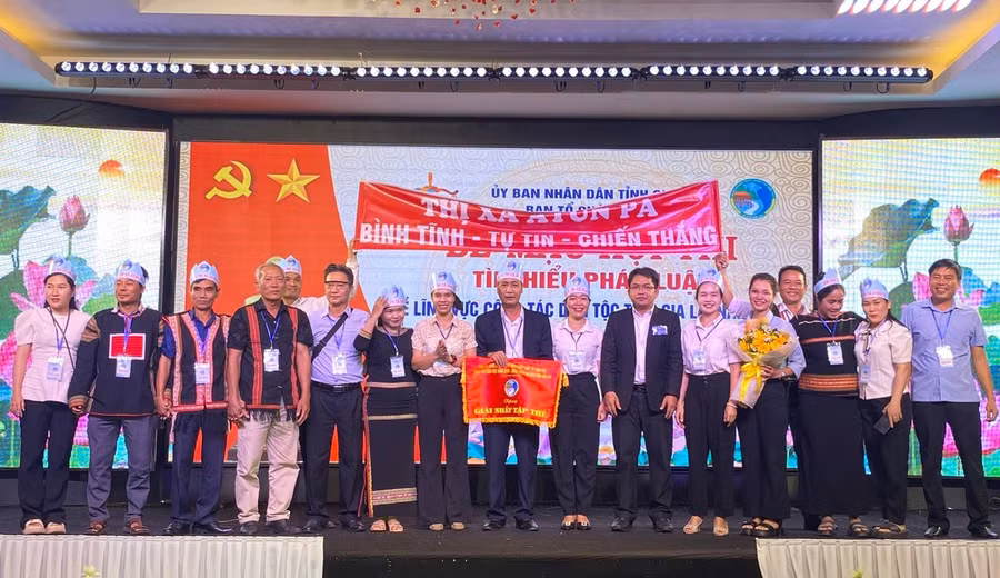 lanh-dao-ban-dan-toc-tinh-chuc-mung-doi-thi-thi-xa-ayun-pa-dat-giai-nhat-hoi-thi-tim-hieu-phap-luat-ve-linh-vuc-cong-tac-dan-toc.jpg