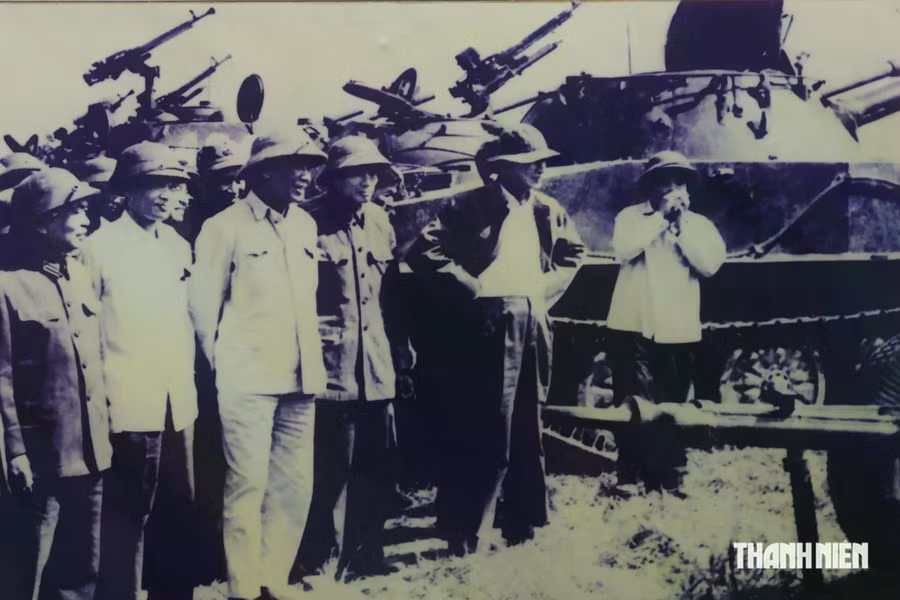 Tổng Bí thư Lê Duẩn (thứ 3 từ trái sang) cùng Đoàn cán bộ cao cấp của Đảng, Nhà nước theo dõi cuộc diễn tập hiệp đồng binh chủng và tham quan một số vũ khí, khí tài tăng thiết giáp, ngày 7.11.1971. Ảnh: Chụp lại từ Bảo tàng tăng thiết giáp