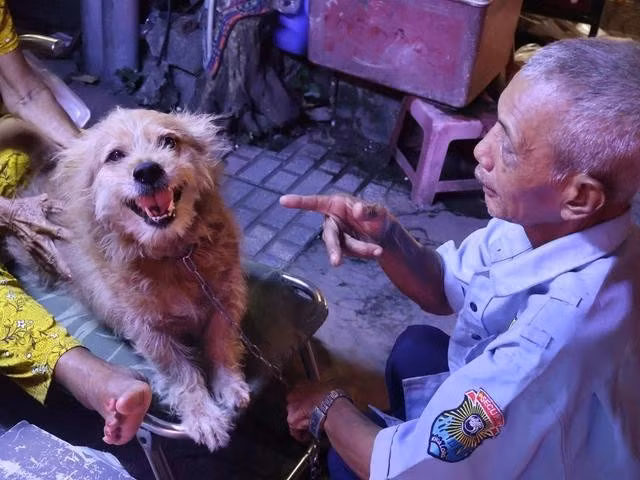 Ông Giang dù không được tỉnh táo nhưng rất yêu thương mẹ và "cậu em trai" của mình