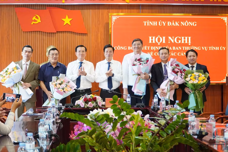 Ông Lưu Văn Trung, Phó bí thư Thường trực Tỉnh ủy, Chủ tịch HĐND tỉnh Đắk Nông và ông Hồ Văn Mười, Phó bí thư Tỉnh ủy, Chủ tịch UBND tỉnh Đắk Nông, trao quyết định, tặng hoa chúc mừng các cán bộ nhận nhiệm vụ mới