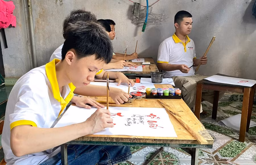 cac-em-hoc-sinh-lop-thu-phap-an-yen-dang-tap-trung-luyen-chu.jpg