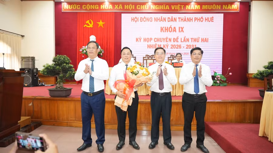 Tặng hoa chúc mừng tân Chủ tịch UBND TP. Huế Lê Trí Thanh.
