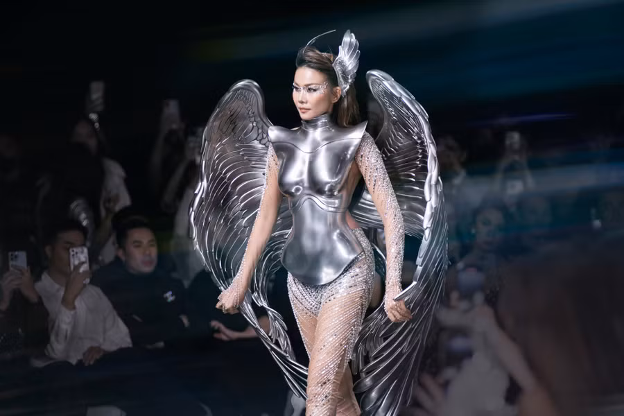 Thanh Hằng đảm nhận vai trò vedette trong show diễn của Hà Thanh Việt. Nữ người mẫu trình diễn trang phục xuyên thấu đính đá cầu kỳ. Điểm nhấn của thiết kế là phần áo giáp bó sát người cùng phần cánh úp vào người.