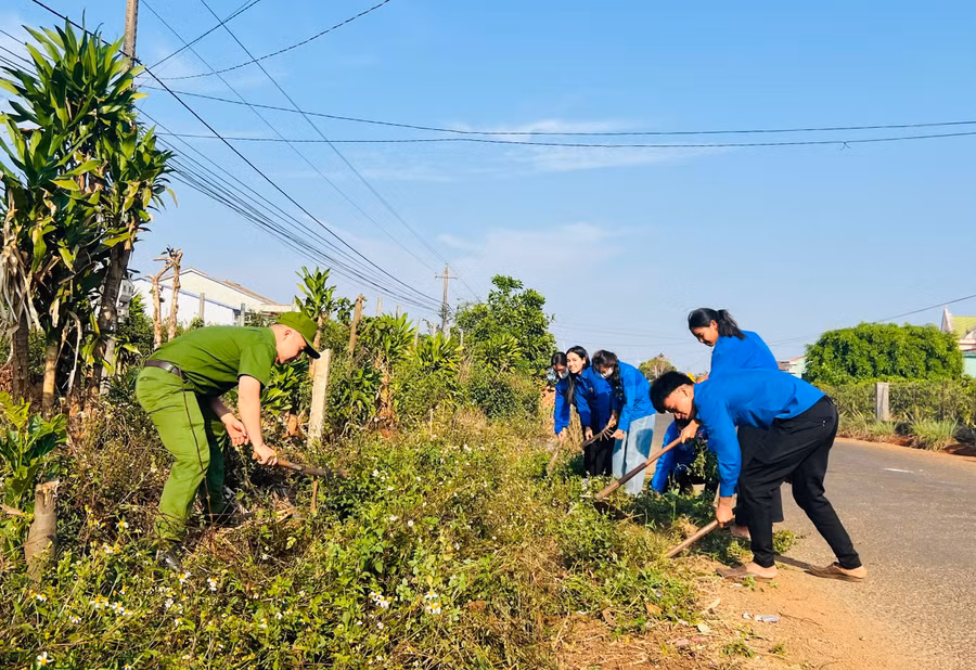 doan-vien-thanh-nien-xa-ia-pet-huyen-dak-doa-ra-quan-ngay-chu-nhat-xanh-don-dep-ve-sinh-moi-truong.jpg