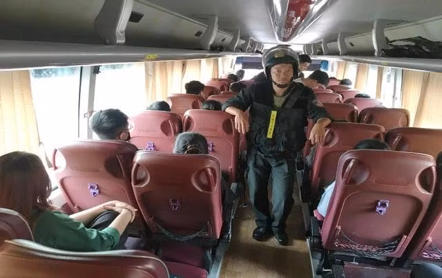Trên xe luôn có từ 40 - 50 người, nhưng chỉ 3 - 5 người là hành khách thật, còn lại là nhân viên và "chim mồi"