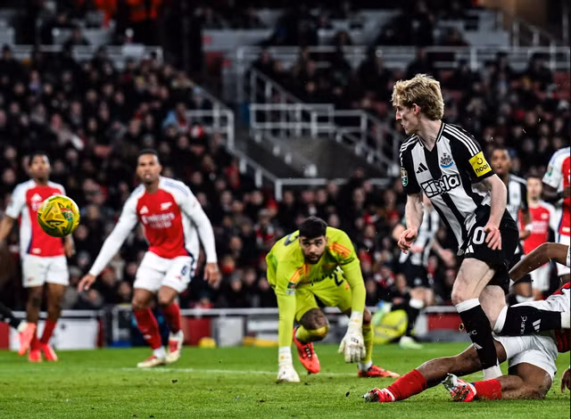 Arsenal đứng vững trong hiệp 1 nhờ màn trình diễn xuất sắc của David Raya