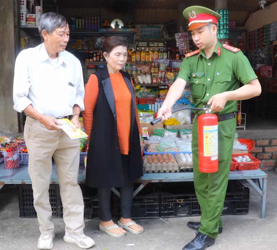 to-truong-to-quan-ly-cho-an-thuong-2-thon-an-thuong-2-xa-song-an-va-cong-an-xa-tuyen-truyen-huong-dan-tieu-thuong-su-dung-binh-chua-chay-anh-ngoc-minh.jpg