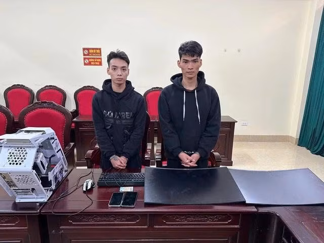 Nguyễn Hữu Duy (trái) và Nguyễn Kim Ngọc cùng tang vật vụ án