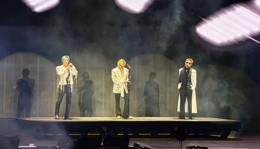 Concert tại Hà Nội nằm trong chuyến lưu diễn thế giới XX : Cosmos, đánh dấu cột mốc 20 năm Big Bang ra mắt. Đội hình biểu diễn hiện tại gồm G-Dragon, Taeyang và Daesung. Nhóm ra mắt năm 2006 với năm thành viên, sau đó trải qua nhiều thay đổi về đội hình và giai đoạn gián đoạn hoạt động. Việc ba thành viên tiếp tục đứng chung sân khấu cho thấy sức sống của thương hiệu Big Bang sau hai thập niên.