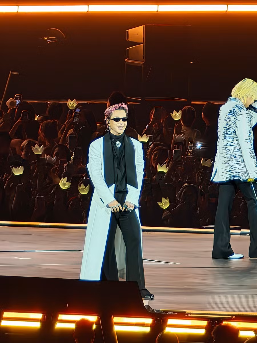Sau màn mở đầu sôi động, Big Bang chuyển sang những ca khúc giàu cảm xúc như Blue và If You. Nhịp điệu chậm lại, nhường chỗ cho giọng hát và những khoảnh khắc khán giả cùng hòa giọng. Sự chuyển đổi giữa các màu sắc âm nhạc giúp đêm diễn không chỉ là chuỗi màn trình diễn bùng nổ mà còn gợi lại hành trình trưởng thành của nhóm và người hâm mộ.
