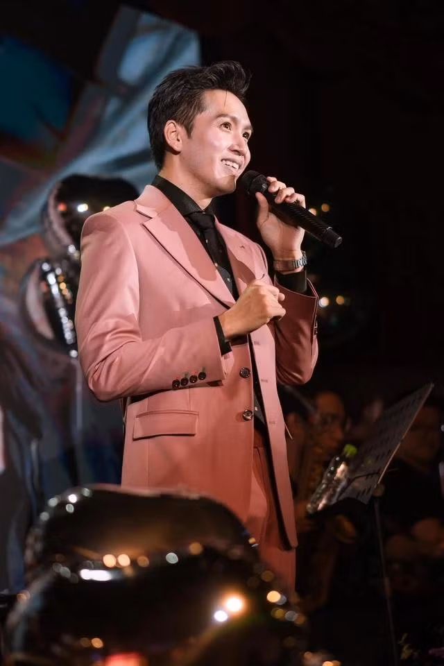 Tham gia hoạt động diễn xuất song Bạch Công Khanh vẫn nỗ lực duy trì công việc ca hát