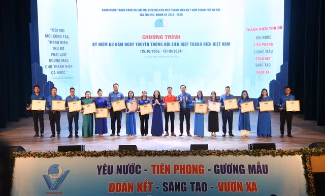 Chị Chu Hồng Minh, anh Nguyễn Đức Tiến trao giải thưởng "15 tháng 10" của Ủy ban Hội Liên hiệp thanh niên Việt Nam TP.Hà Nội cho các tấm gương cán bộ Hội