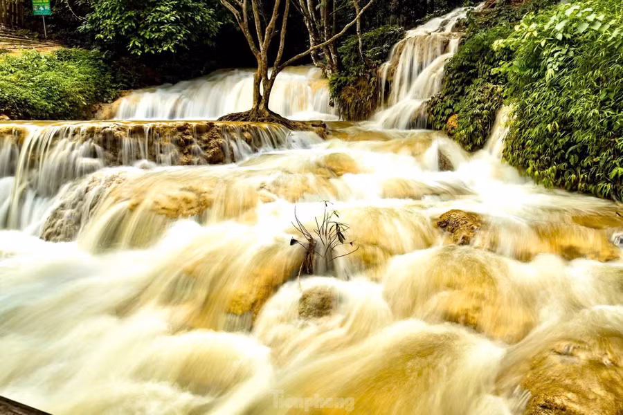 Được mệnh danh là “thiên đường giữa đại ngàn” của Thanh Hóa, Pù Luông không chỉ thu hút du khách bởi màu xanh non của lúa mà còn bởi tiếng nước suối chảy róc rách giữa rừng già. Bản Hiêu còn nổi tiếng với dòng suối Hiêu nằm phía dưới chân núi Pù Luông. Tháng 6 là thời điểm bản Hiêu đẹp nhất trong năm. Nước đổ về từ những con thác phía rừng đại ngàn, tạo nên những thanh âm hùng vĩ. Suối chảy qua những cánh đồng, nơi có những cọn nước đang đều đặn quay vòng để múc nước tưới cho đồng ruộng.