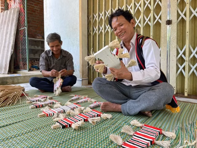 Nghệ nhân nhân dân Hồ Ngọc An chuẩn bị các vật dụng để làm cây nêu