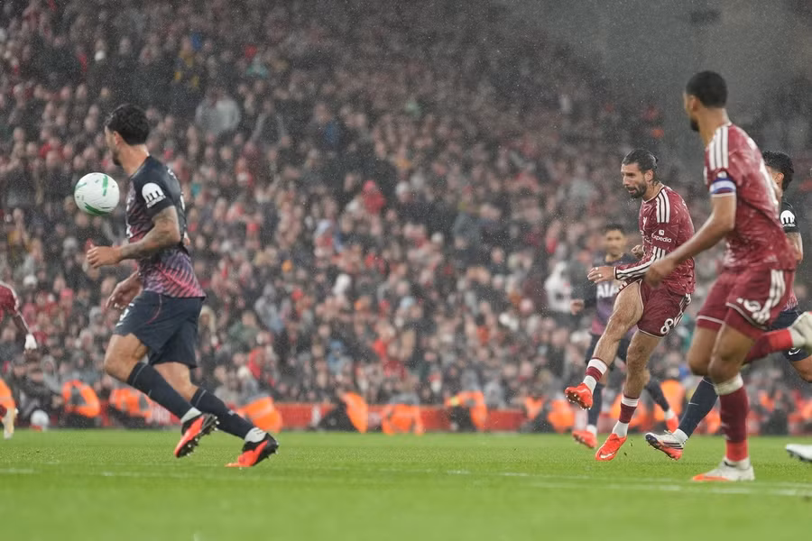 Szoboszlai tung cú sút xa hiểm hóc, ấn định thắng lợi 3-1 cho Liverpool.