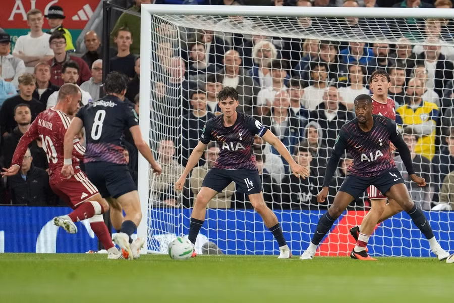 Mac Allister (áo đỏ) tung cú cứa lòng đẹp mắt, mở tỷ số cho Liverpool trước Tottenham.