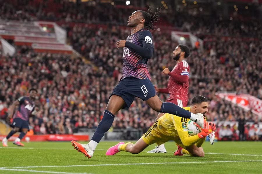 Tottenham (áo đen) có nhiều thay đổi trong đội hình xuất phát, nhưng vẫn phung phí cơ hội như các trận trước.