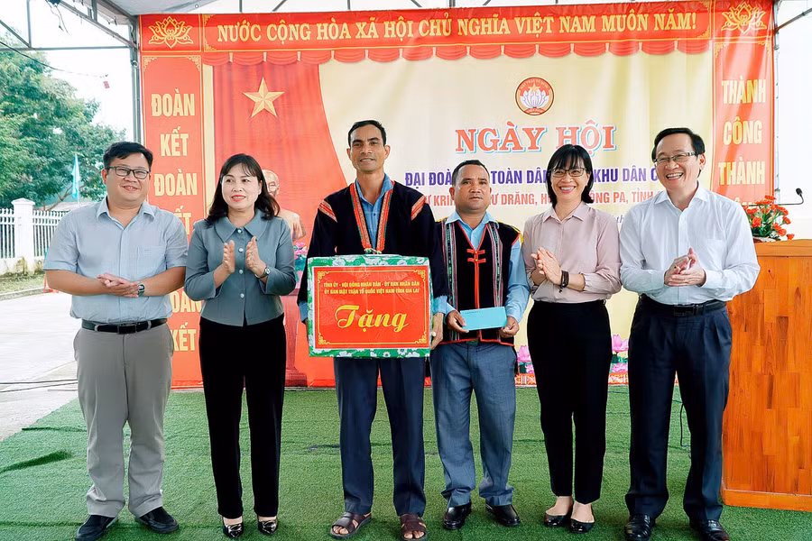 thay-mat-tinh-uy-hdnd-ubnd-uy-ban-mttq-viet-nam-tinh-pho-chu-tich-ubnd-tinh-nguyen-thi-thanh-lich-thu-2-tu-phai-qua-trao-tang-phan-qua-cua-tinh-den-ba-con-can-bo-dang-vien-buon-chu-krih-anh-yen-thuy.jpg