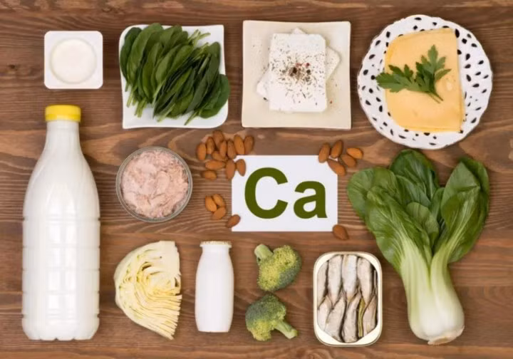 Bổ sung canxi bằng các thực phẩm chứa nhiều canxi là cách hữu hiệu (Nguồn ảnh: Aboluowang)
