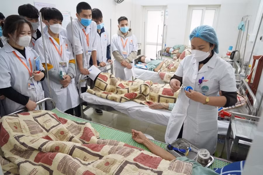 dia-phuong-manh-tay-dat-hang-bac-si-mien-hoc-phi-ho-tro-sinh-hoat-de-doi-lay-cam-ket-tro-ve.jpg