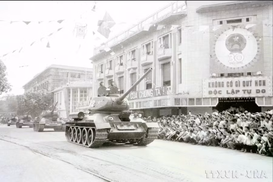 Xe tăng T-34 duyệt binh ngày 2.9.1975 tại Hà Nội. Ảnh: TTXVN