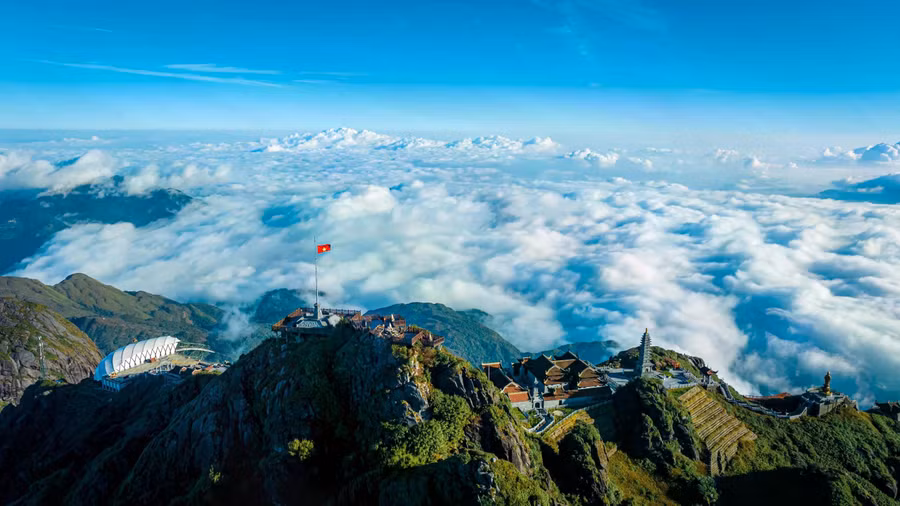 Vào khoảng thời gian từ tháng 11 trở đi đến hết tháng 2 hàng năm là thời điểm vàng để du khách có cơ hội chạm vào những tầng mây trên đỉnh núi Fasipan, một cảnh tượng ngoạn mục của thiên nhiên đất trời