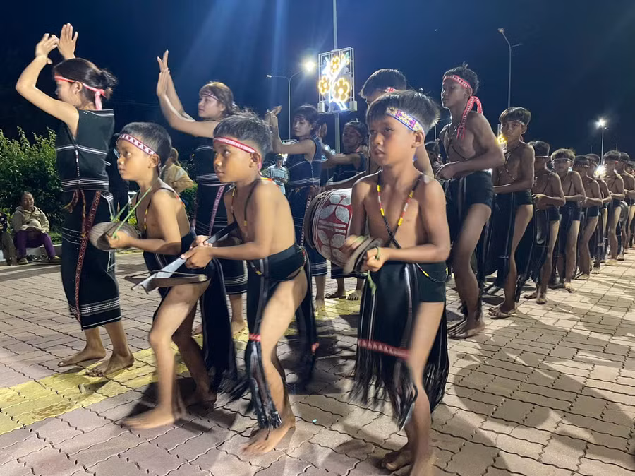 doan-nghe-nhan-cong-chieng-nhi-xa-po-to-da-thoi-mot-luong-gio-moi-den-chuong-trinh-cong-chieng-cuoi-tuan-duoc-to-chuc-tai-huyen-ia-pa-anh-vu-chi.jpg