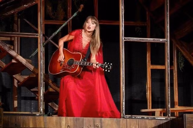 Năm 2023, Taylor Swift được vinh danh là nghệ sĩ có doanh số toàn cầu cao nhất theo bảng xếp hạng của Liên đoàn Công nghiệp Ghi âm Quốc tế (IFPI)