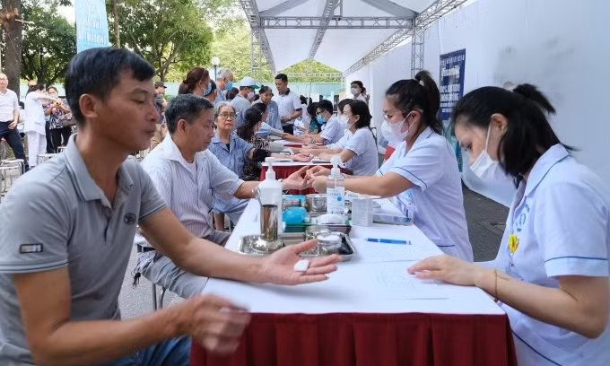 nguoi-dan-kiem-tra-duong-huyet-tai-benh-vien-noi-tiet-trung-uong-anh-t-quynh-nguon-vnexpressnet.jpg